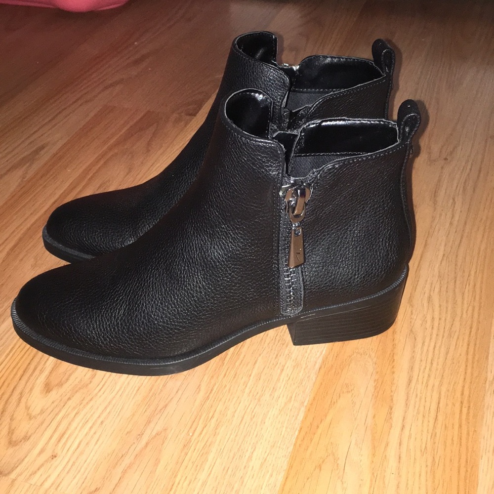 vera wang booties